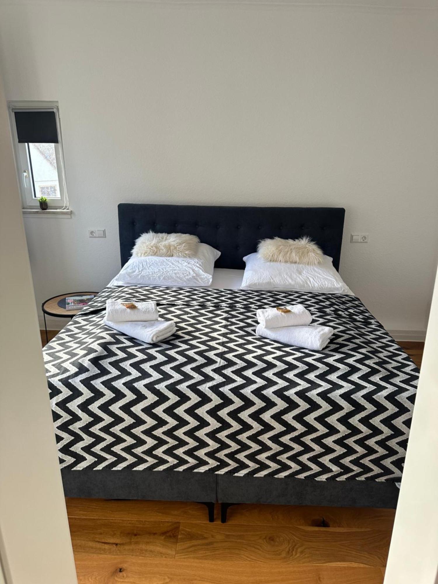 Stylisches Apartment Mit Grossem Tageslichbad Am Marktplatz Leonberg Extérieur photo